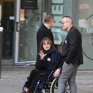 Jane Birkin (en fauteuil roulant à cause d'une entorse au pied gauche) avec son agent Olivier Gluzman et son ami Michel Fournier à la sortie de l'hommage à Agnès Varda dans la Cinémathèque française avant ses obsèques au cimetière du Montparnasse à Paris, France, le 2 avril 2019.