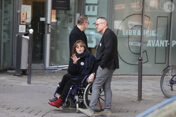 Jane Birkin (en fauteuil roulant à cause d'une entorse au pied gauche) avec son agent Olivier Gluzman et son ami Michel Fournier à la sortie de l'hommage à Agnès Varda dans la Cinémathèque française avant ses obsèques au cimetière du Montparnasse à Paris, France, le 2 avril 2019.