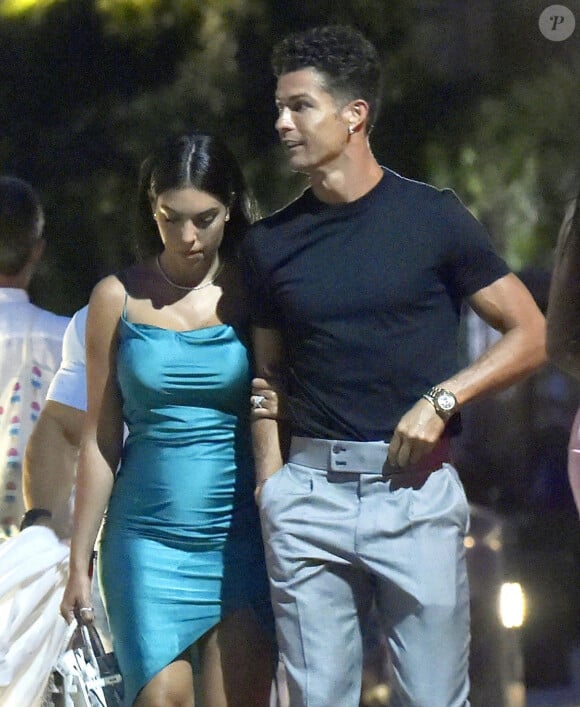 Exclusif - L'attaquant de la Juventus de Turin de 35 ans, Cristiano Ronaldo et sa compagne Georgina Rodriguez dînent avec des amis, dont le footballeur Jose Semedo, au restaurant "La Langosteria" à Paraggi près de Portofino, pendant ses vacances sur un yacht, le 2 août 2020.