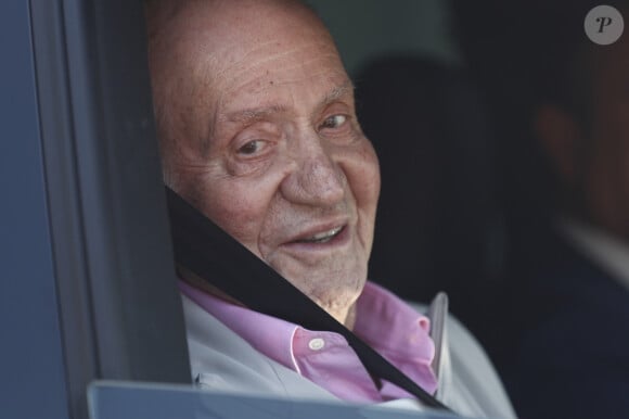 L'ancien roi Juan Carlos I opéré à coeur ouvert pour un triple pontage à 81 ans sort de l'hôpital à Madrid, le 31 août 2019 