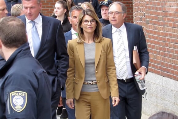 Lori Loughlin et son mari Mossimo Giullanni à la sortie du tribunal de Boston, le 4 mars 2019.