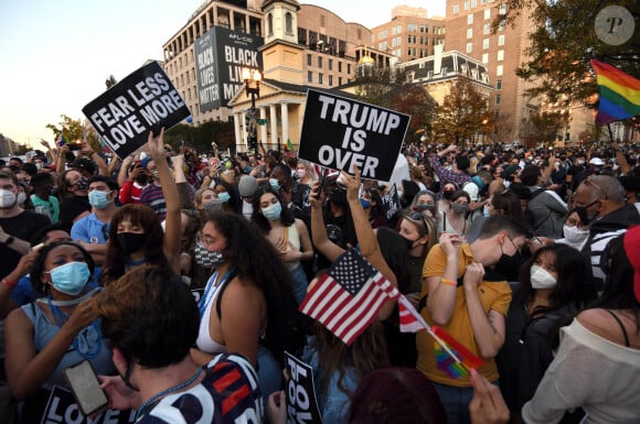 Les partisans du président élu Joe Biden se rassemblent sur la place Black Lives Matter Plaza alors que la nation célèbre la victoire de Joe Biden à Washington DC le 7 novembre 2020.