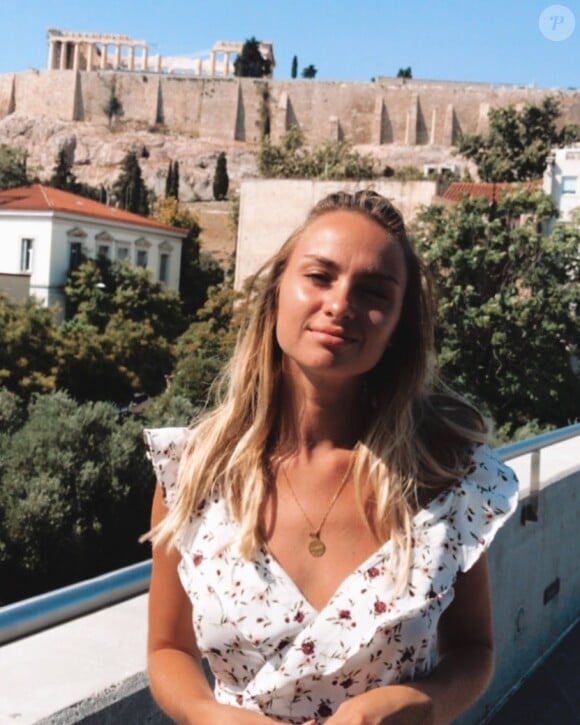 Aurélie Pons d'"Ici tout commence" souriante en Grèce, le 1er septembre 2020