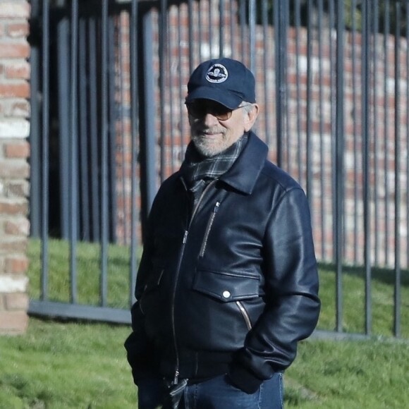 Steven Spielberg et sa femme Kate Capshaw se baladent en compagnie de Michelle Pfiefer et son mari David E. Kelly sans la moindre précaution, pendant l'épidémie de coronavirus (Covid-19) à Los Angeles, le 4 avril 2020.