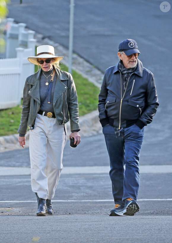 Steven Spielberg et sa femme Kate Capshaw se baladent en compagnie de M. Pfiefer et son mari D. E. Kelly sans la moindre précaution, pendant l'épidémie de coronavirus (Covid-19) à Los Angeles, le 4 avril 2020.