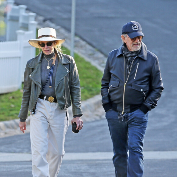 Steven Spielberg et sa femme Kate Capshaw se baladent en compagnie de M. Pfiefer et son mari D. E. Kelly sans la moindre précaution, pendant l'épidémie de coronavirus (Covid-19) à Los Angeles, le 4 avril 2020.