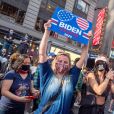 Les habitants de New York descendent dans la rue pour fêter l'élection de Joe Biden à la présidence des Etats-Unis le 7 novembre 2020