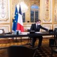 Le président Emmanuel Macron dans son bureau au Palais de L'Elysée s'entretient pour la première fois avec le nouveau président américain élu Joe Biden, Paris, le 10 novembre 2020. © Jacques Witt/Pool/Bestimage