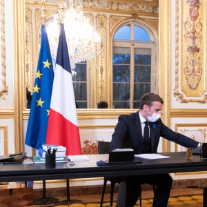 Le président Emmanuel Macron dans son bureau au Palais de L'Elysée s'entretient pour la première fois avec le nouveau président américain élu Joe Biden, Paris, le 10 novembre 2020. © Jacques Witt/Pool/Bestimage