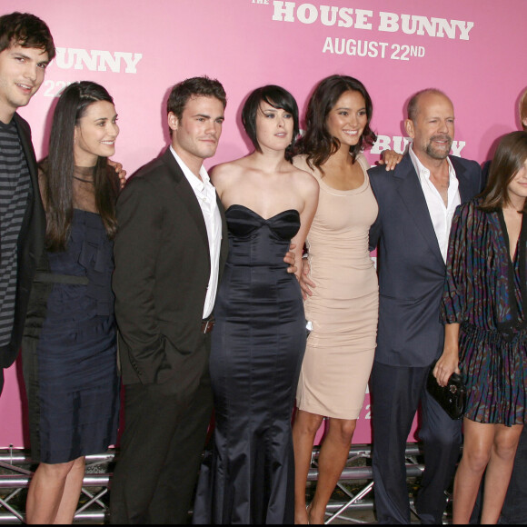 Ashton Kutcher, Demi Moore, Rumer, Scoot et Tallulah Willis, Bruce Willis à la première du film "House Bunny" à Los Angeles, en 2008.