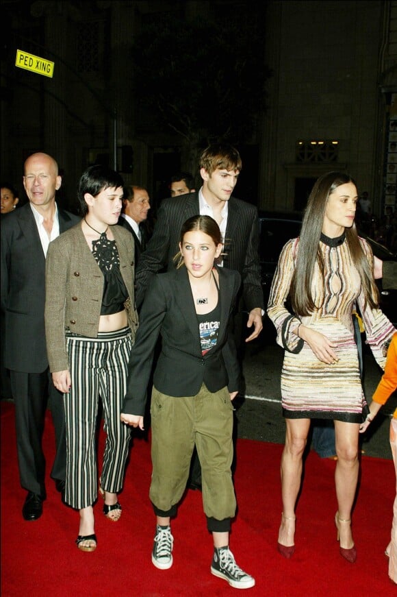 Ashton Kutcher, Demi Moore, Bruce Willis et leurs filles à la première du film "Charlie's Angels" à Los Angeles en 2003.