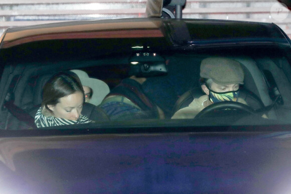Olivia Wilde (avec une écharpe sur le visage), son mari Jason Sudeikis et leur amis (masqués) sortent du restaurant Nobu à Malibu le 4 septembre 2020. 
