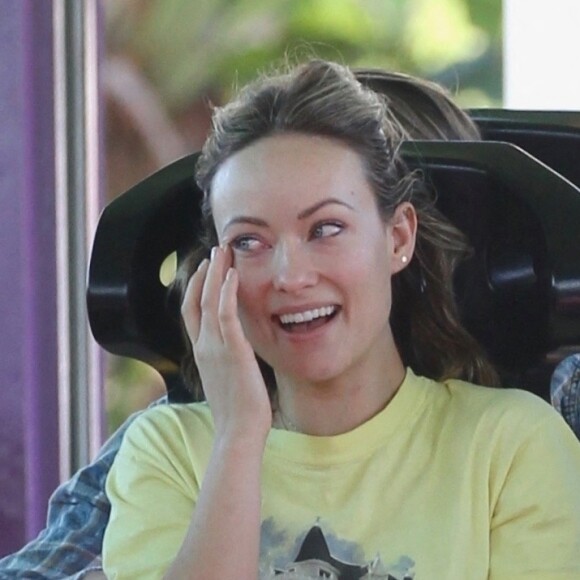Exclusif - Olivia Wilde avec son compagnon Jason Sudeikis et leurs enfants Otis et Daisy s'amusent dans le parc d'attraction Knott's Berry Farm à Buena Park le 8 décembre 2018.