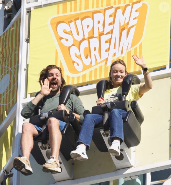 Exclusif  - Olivia Wilde avec son compagnon Jason Sudeikis et leurs enfants Otis et Daisy s'amusent dans le parc d'attraction Knott's Berry Farm à Buena Park le 8 décembre 2018.