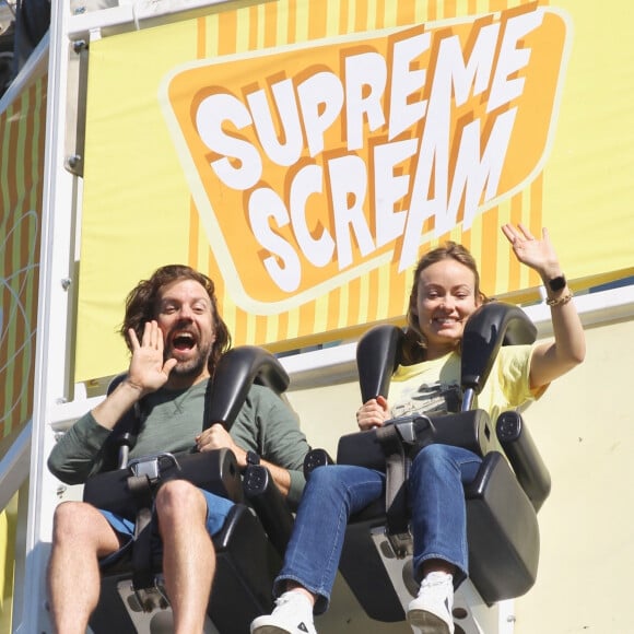 Exclusif  - Olivia Wilde avec son compagnon Jason Sudeikis et leurs enfants Otis et Daisy s'amusent dans le parc d'attraction Knott's Berry Farm à Buena Park le 8 décembre 2018.