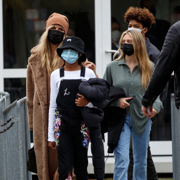 Heidi Klum se promène avec sa mère et ses quatre enfants, Lou, Leni, Henry et Johan au Reichstag (Parlament Allemand). Ensuite, ils se sont promenés jusqu'au Brandenburger Tor (Porte de Brandebourg). Puis elle a raccompagner ses enfants à l'hôtel (Soho House) avant de ressortir avec Bill Kaulitz, le frère de son mari. Ensuite, la voiture s'est rendue à une exposition de photos au Berghain Club. Toujours avec Bill, elle s'est rendue à la boutique Fetish Lingerie Shop Schwarzer Reiter pour faire du shopping.