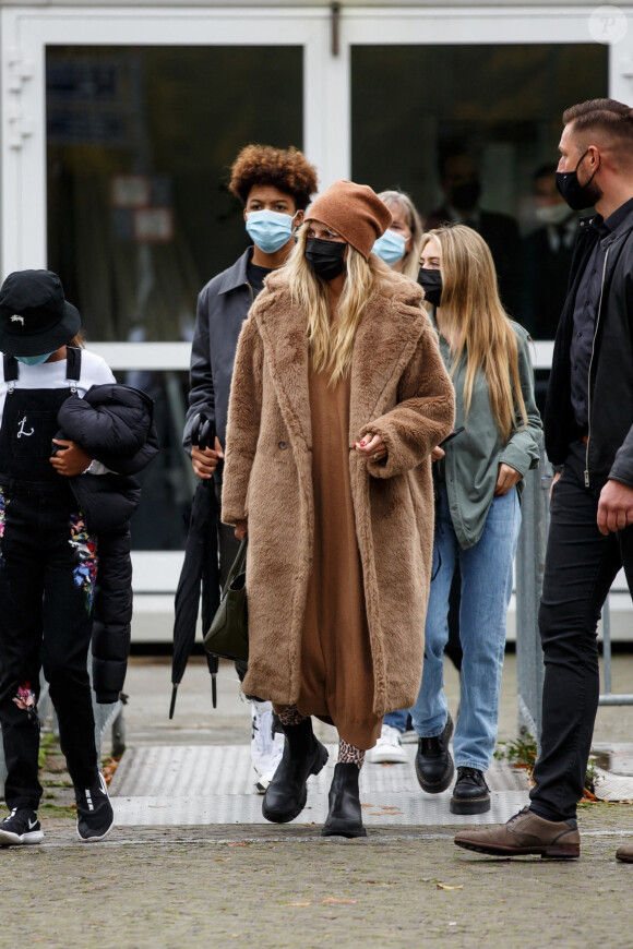 Heidi Klum se promène avec sa mère et ses quatre enfants, Lou, Leni, Henry et Johan au Reichstag (Parlament Allemand). Ensuite, ils se sont promenés jusqu'au Brandenburger Tor (Porte de Brandebourg). Puis elle a raccompagner ses enfants à l'hôtel (Soho House) avant de ressortir avec Bill Kaulitz, le frère de son mari. Ensuite, la voiture s'est rendue à une exposition de photos au Berghain Club. Toujours avec Bill, elle s'est rendue à la boutique Fetish Lingerie Shop Schwarzer Reiter pour faire du shopping.