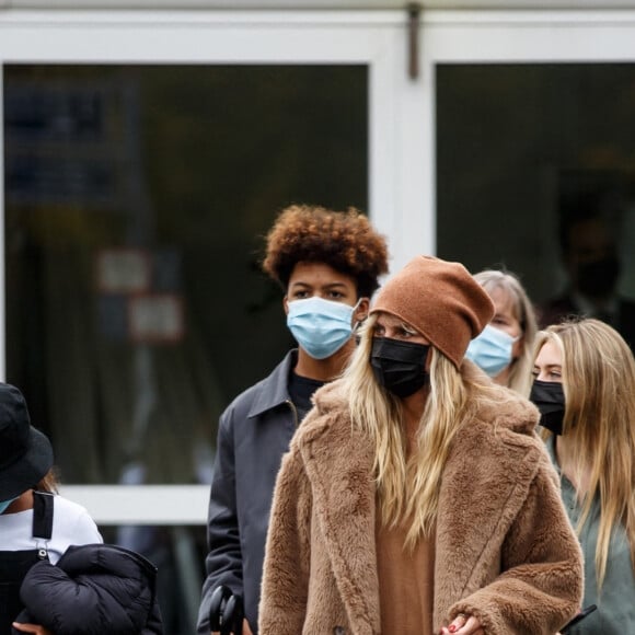 Heidi Klum se promène avec sa mère et ses quatre enfants, Lou, Leni, Henry et Johan au Reichstag (Parlament Allemand). Ensuite, ils se sont promenés jusqu'au Brandenburger Tor (Porte de Brandebourg). Puis elle a raccompagner ses enfants à l'hôtel (Soho House) avant de ressortir avec Bill Kaulitz, le frère de son mari. Ensuite, la voiture s'est rendue à une exposition de photos au Berghain Club. Toujours avec Bill, elle s'est rendue à la boutique Fetish Lingerie Shop Schwarzer Reiter pour faire du shopping.