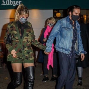 Heidi Klum, son mari Tom Kaulitz et sa famille dînent à Berlin le soir d'Halloween, le 31 octobre 2020. Très amoureux, ils s'embrassent à pleine bouche. 