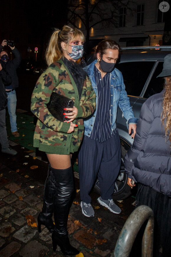 Heidi Klum, son mari Tom Kaulitz et sa famille dînent à Berlin le soir d'Halloween, le 31 octobre 2020. Très amoureux, ils s'embrassent à pleine bouche.