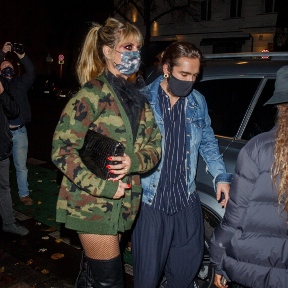 Heidi Klum, son mari Tom Kaulitz et sa famille dînent à Berlin le soir d'Halloween, le 31 octobre 2020. Très amoureux, ils s'embrassent à pleine bouche.