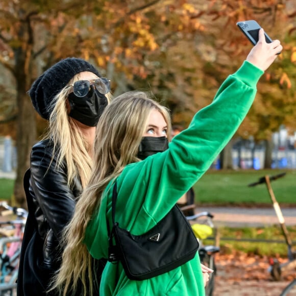 Heidi Klum, sa mère Erna Klum et ses enfants Helene, Lou, Henry et Johan Samuel font du shopping et déjeunent à Berlin, le 25 octobre 2020.