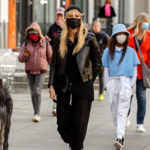 Heidi Klum, sa mère Erna Klum et ses enfants Helene, Lou, Henry et Johan Samuel font du shopping et déjeunent à Berlin, le 25 octobre 2020.