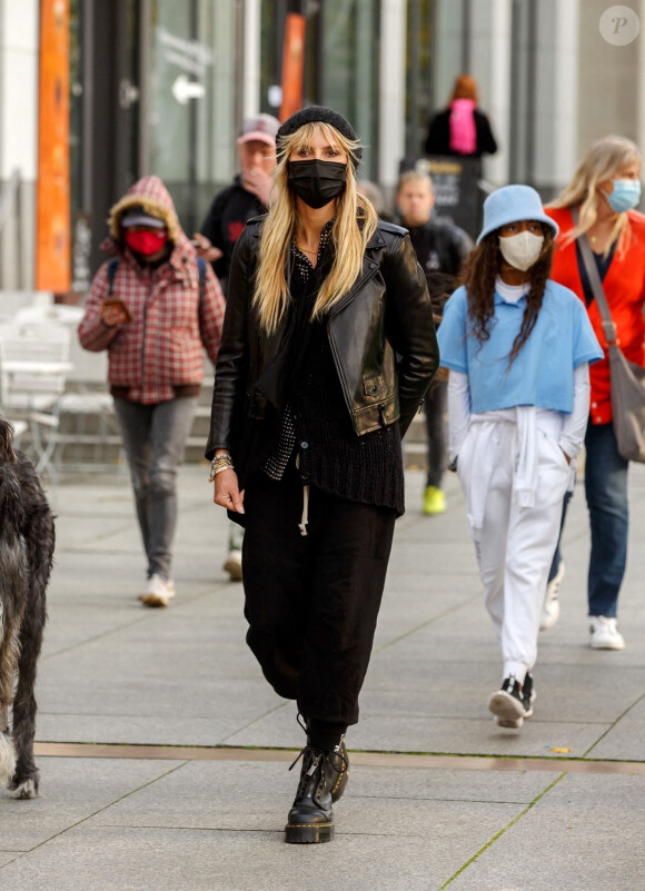 Heidi Klum, sa mère Erna Klum et ses enfants Helene, Lou, Henry et Johan Samuel font du shopping et déjeunent à Berlin, le 25 octobre 2020.