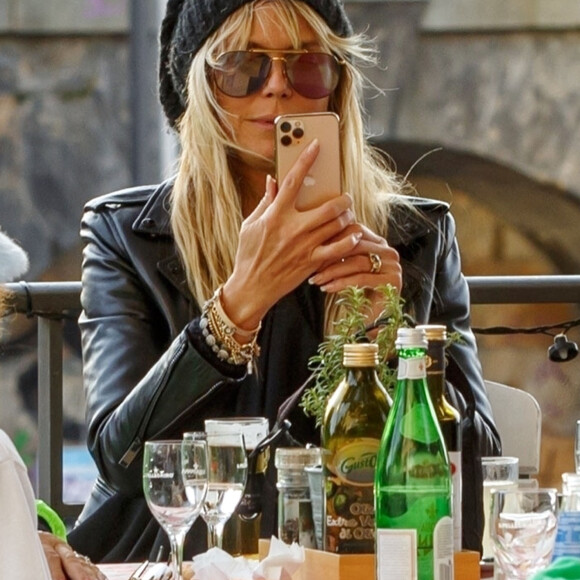 Heidi Klum, sa mère Erna Klum et ses enfants Helene, Lou, Henry et Johan Samuel font du shopping et déjeunent à Berlin, le 25 octobre 2020.