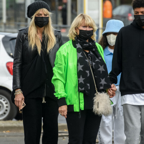 Heidi Klum est allée manger des glaces avec ses enfants Leni, Lou, Johan et Henry accompagnée de sa mère Erna, de garde du corps et de son chien dans les rues de Berlin, le 25 octobre 2020