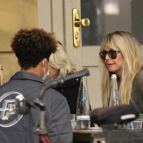 Heidi Klum fait du shopping avec ses enfants Leni, Lou, Johan et Henry accompagnée de sa mère Erna et un garde du corps dans les rues de Berlin, le 24 octobre 2020