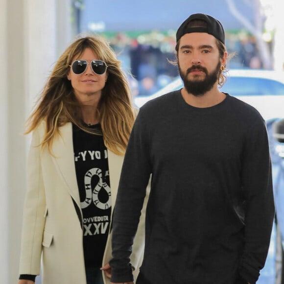 Tom Kaulitz et sa femme Heidi Klum se câlinent et s'embrassent dans les rues des quartier de Beverly Hills à Los Angeles. Le couple est allé déjeuner au restaurant E. Baldi. Le 12 décembre 2019 