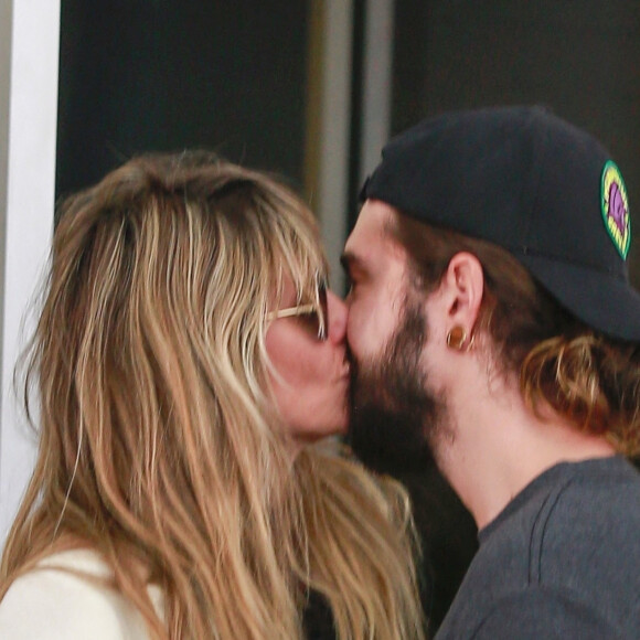 Tom Kaulitz et sa femme Heidi Klum (bisou) se câlinent et s'embrassent dans les rues des quartier de Beverly Hills à Los Angeles. Le couple est allé déjeuner au restaurant E. Baldi. Le 12 décembre 2019 