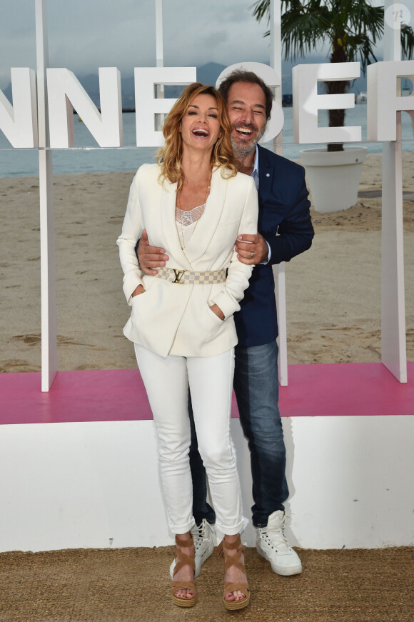 Ingrid Chauvin et Thierry Peythieu durant un photocall pour la 1ère édition du festival Canneseries, à Cannes, sur la plage du Gray d'Albion, le 9 avril 2018 . © Bruno Bebert / Bestimage
