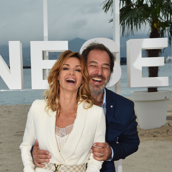 Ingrid Chauvin et Thierry Peythieu durant un photocall pour la 1ère édition du festival Canneseries, à Cannes, sur la plage du Gray d'Albion, le 9 avril 2018 . © Bruno Bebert / Bestimage