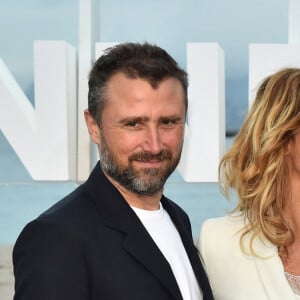 Alexandre Brasseur, Ingrid Chauvin et Thierry Peythieu durant un photocall pour la 1ère édition du festival Canneseries, à Cannes, sur la plage du Gray d'Albion, le 9 avril 2018 . © Bruno Bebert / Bestimage