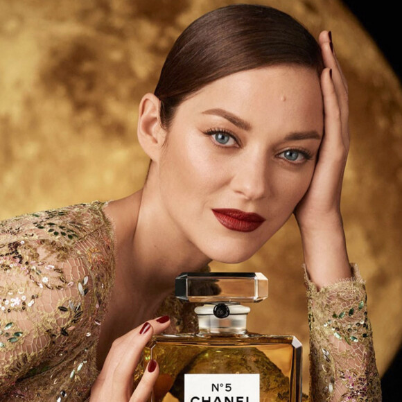 Marion Cotillard, dans la nouvelle campagne publicitaire pour le parfum Chanel N°5. 