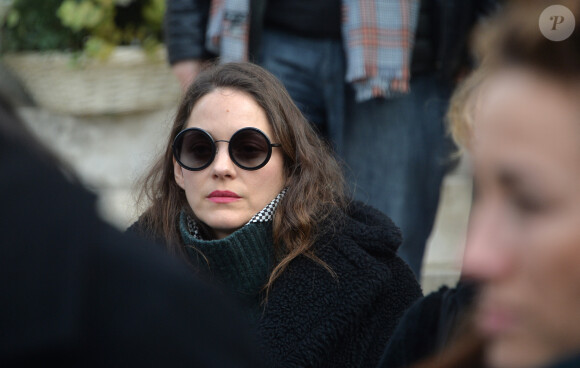 Marion Cotillard - Sorties des obsèques de Anna Karina en la chapelle de l'Est au cimetière du Père Lachaise à Paris. Le 21 décembre 2019.