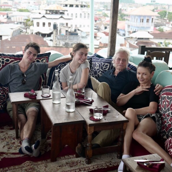 Michael Douglas, Catherine Zeta-Jones et leurs deux enfants, Michael et Carys. Décembre 2020.