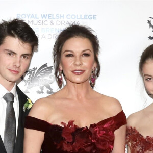 Patricia Jones (mère de Catherine Zeta-Jones), Dylan Douglas avec sa mère Catherine Zeta-Jones et sa soeur Carys Zeta Douglas, David Jones (père de Catherine Zeta-Jones) au Royal Welsh College of Music and Drama à New York, le 1er mars 2019