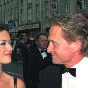Catherine Zeta-Jones et Michael Douglas à Edimbourg en juillet 1999.