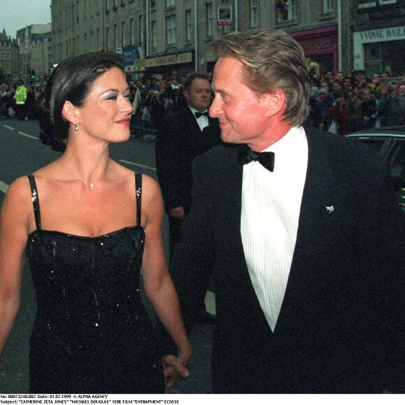 Catherine Zeta-Jones et Michael Douglas à Edimbourg en juillet 1999.