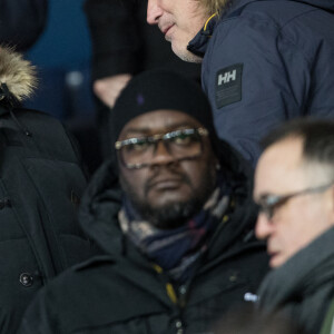 Richard Anconina et Denis Charvet - People dans les tribunes du Parc des princes lors du match de championnat de Ligue 1 Conforama opposant le Paris Saint-Germain (PSG) à Lille. Paris. Le 22 Novembre 2019. © Cyril Moreau / Bestimage