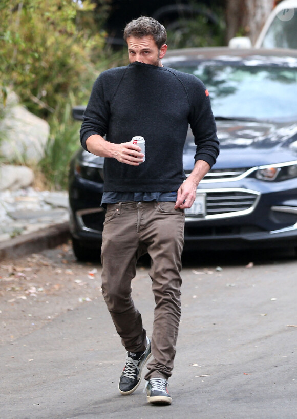 Ben Affleck se promène à Los Angeles, le 31 octobre 2020.
