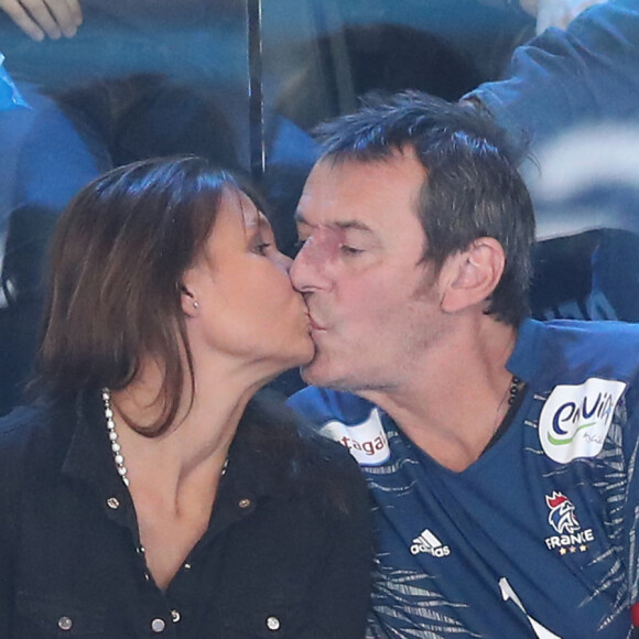 Jean-Luc Reichmann embrasse sa femme Nathalie lors du match de finale du mondial de handball, France - Norvège à l'AccorHotels Arena à Paris, France, le 29 janvier 2017. La France remporte le match 33-26. L'équipe de France décroche son 6ème titre mondial. © Cyril Moreau/Bestimage