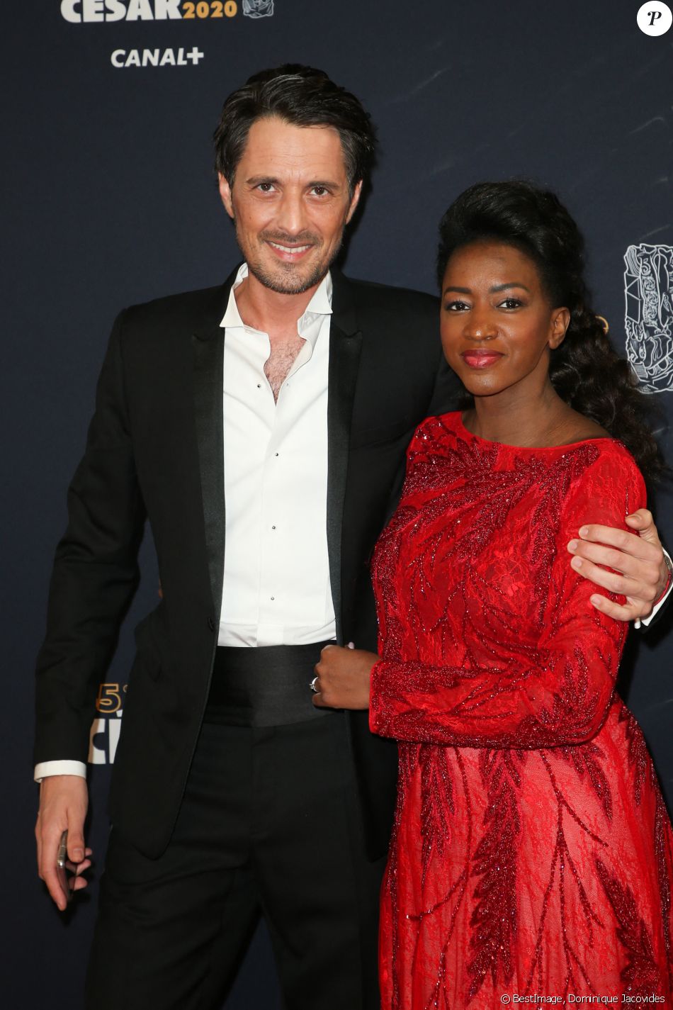 Vincent Cerutti et sa compagne Hapsatou Sy lors du photocall lors de la 45ème cérémonie des Vincent Cerutti et sa compagne Hapsatou Sy lors du photocall lors de la 45ème cérémonie des
