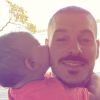 M. Pokora embrassé par son fils Isaiah (10 mois) à l'île Maurice. Novembre 2020.