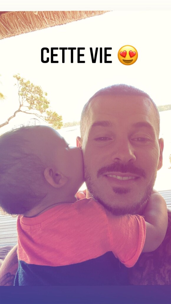 M. Pokora embrassé par son fils Isaiah (10 mois) à l'île Maurice. Novembre 2020.