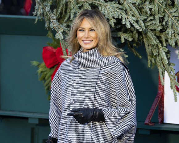 La Première dame Melania Trump reçoit pour la dernière fois le sapin de Noël de la Maison-Blanche à Washington.