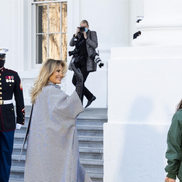 La Première dame Melania Trump reçoit pour la dernière fois le sapin de Noël de la Maison-Blanche à Washington, le 23 novembre 2020.